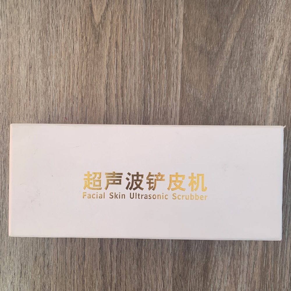 Facial skin ultrasonic scrubber